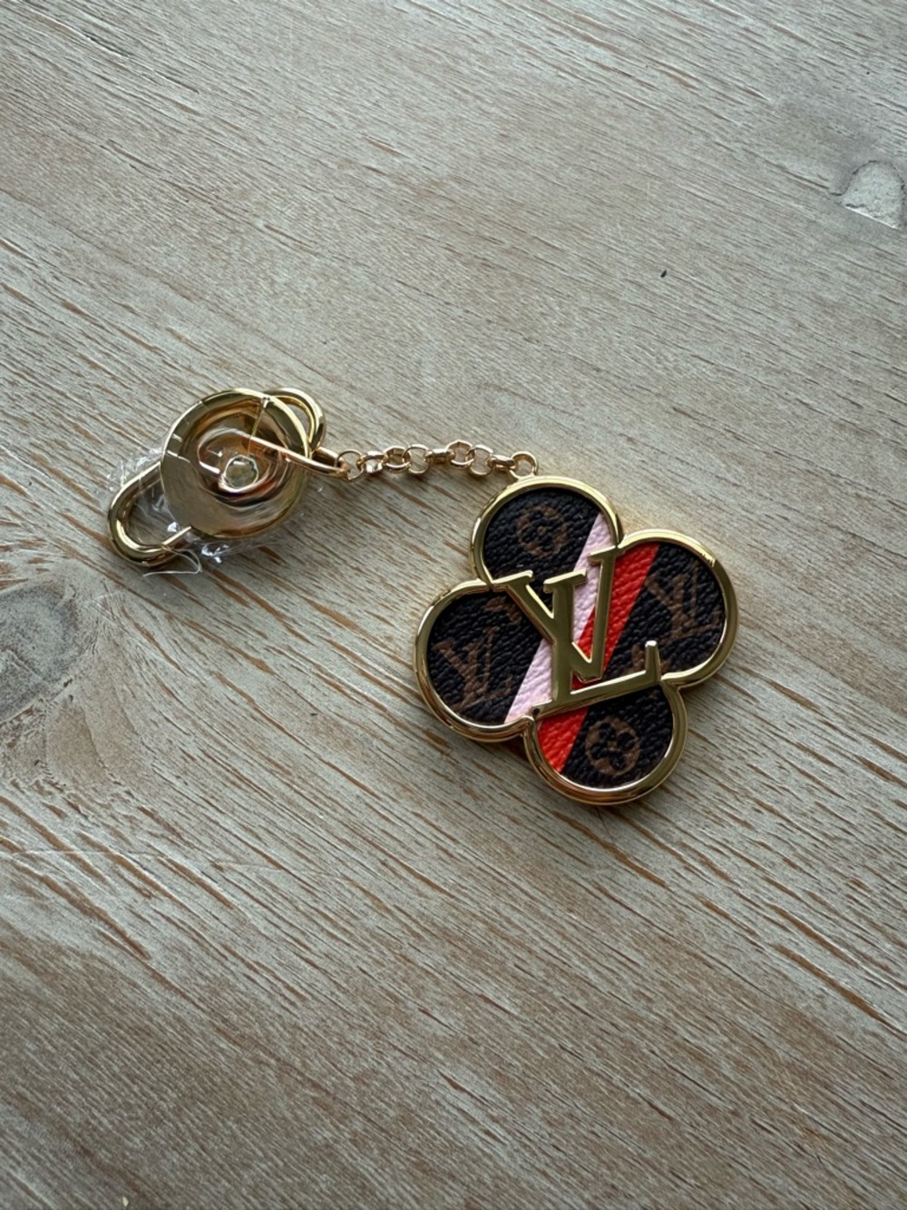 Style Clover Keychain Bag Charm Gold Tone Monogram LV Key Holder
